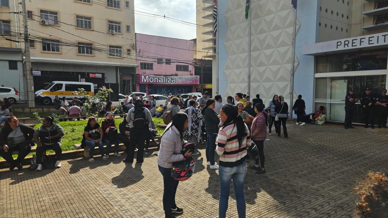 Foto 2 de 3 — Prefeitura diz que terceirizados voltam ao trabalho, mas salário só sai amanhã